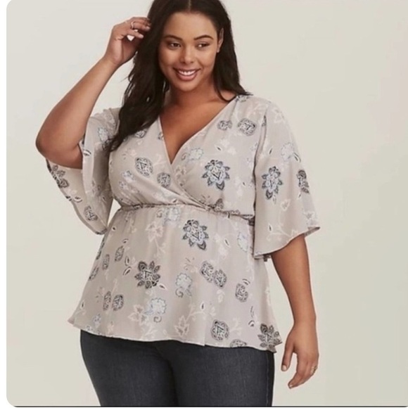 Torrid Grey Floral Georgette 3/4 Flutter Sleeves Splice Size 2 - Picture 1 of 17